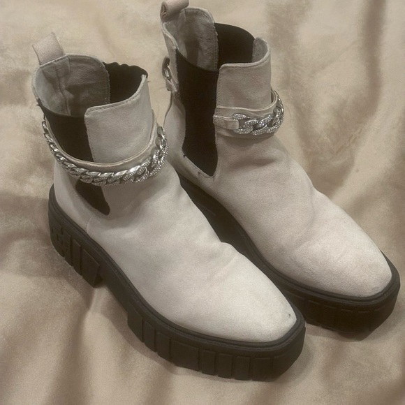 Karl Lagerfeld Paris Suede Chelsea Boots – Chain Ankle Detail, Lug Sole | 7–7.5 - Picture 2 of 16